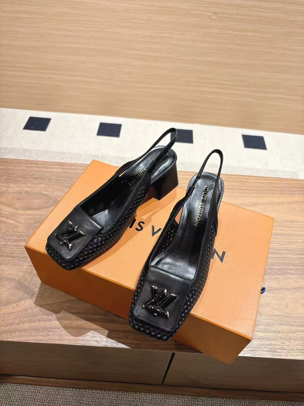 👟👟Ex-factory price 600👟👟 LV Louis Vuitton 25ss top version. Features the latest SHAKE hollow slingback sandals. Hard goods are new. Purchasing level! Full of high-end sense! A popular one among domestic and foreign bloggers. It is retro and fashionable and looks great on the feet! The main model on the official website. Upper: original customized cowhide surface. Lining: imported goatskin lining. ·Outsole: original Italian leather outsole ■Height: 3.5cm5.5cm ·Shoe size: 35-40 (41, 42 customizations are not returnable)